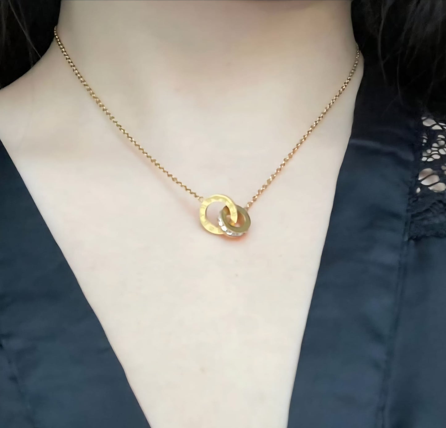 Collier Deux Anneaux Enlacés – Strass & Éclat