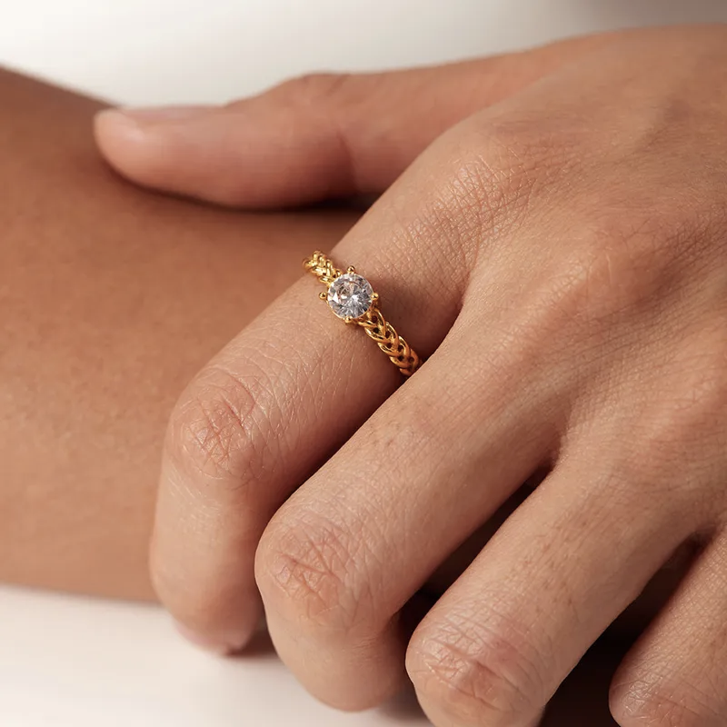 Bague Tressée avec Pierre – Élégance raffinée & éclat subtil