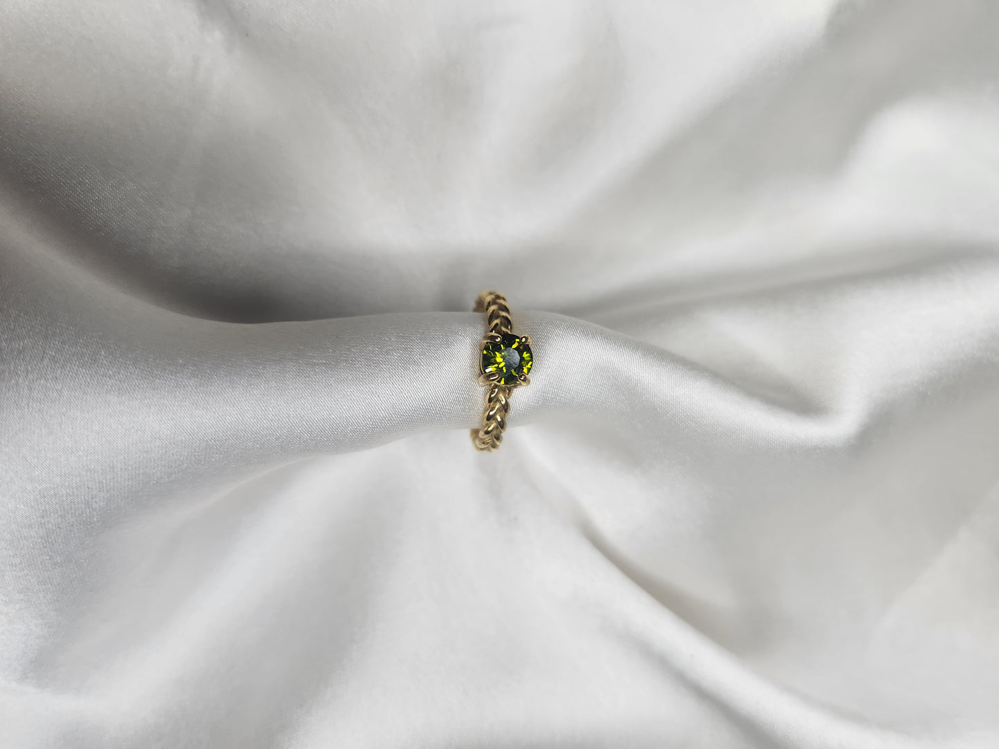 Bague Tressée avec Pierre – Élégance raffinée & éclat subtil