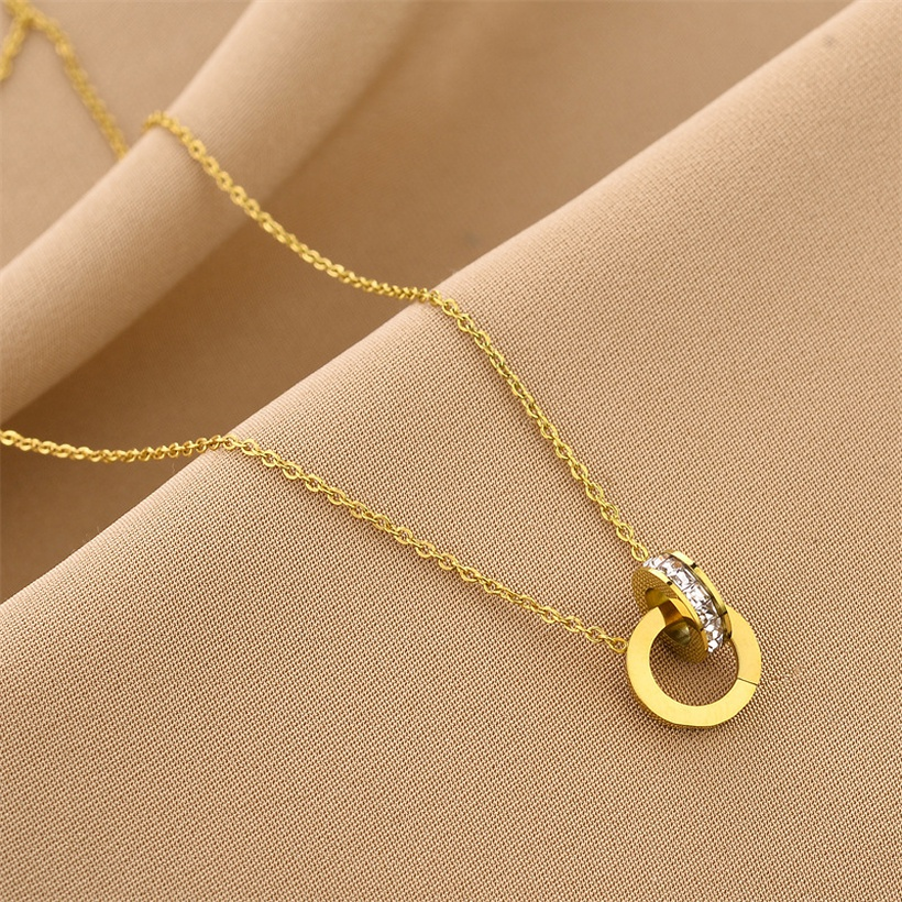 Collier Deux Anneaux Enlacés – Strass & Éclat