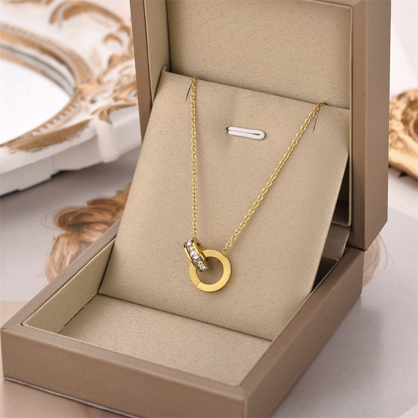 Collier Deux Anneaux Enlacés – Strass & Éclat