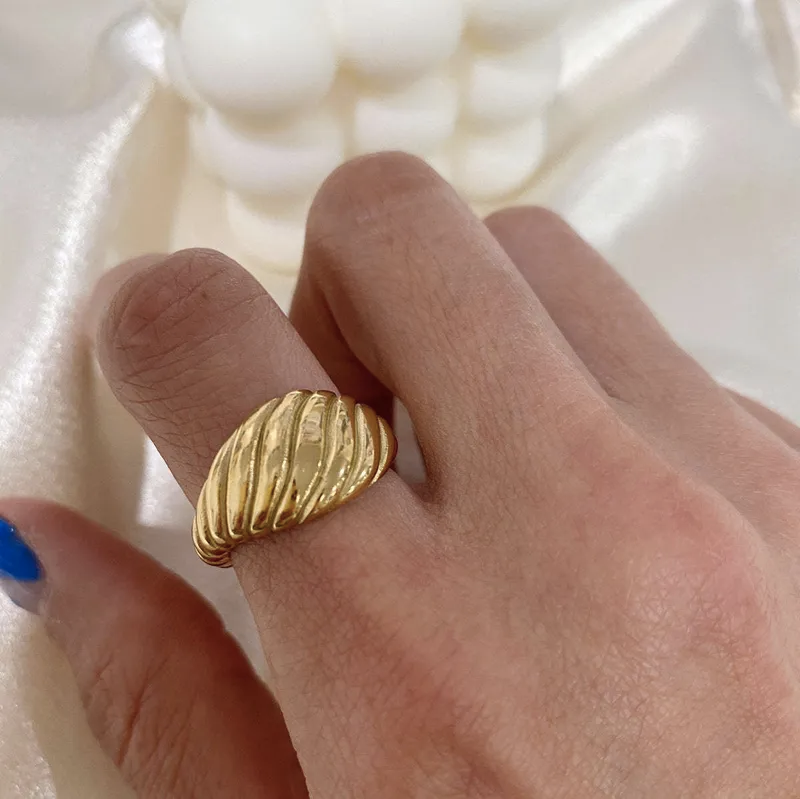 Bague Bombée Torsadée – Chic sculptural