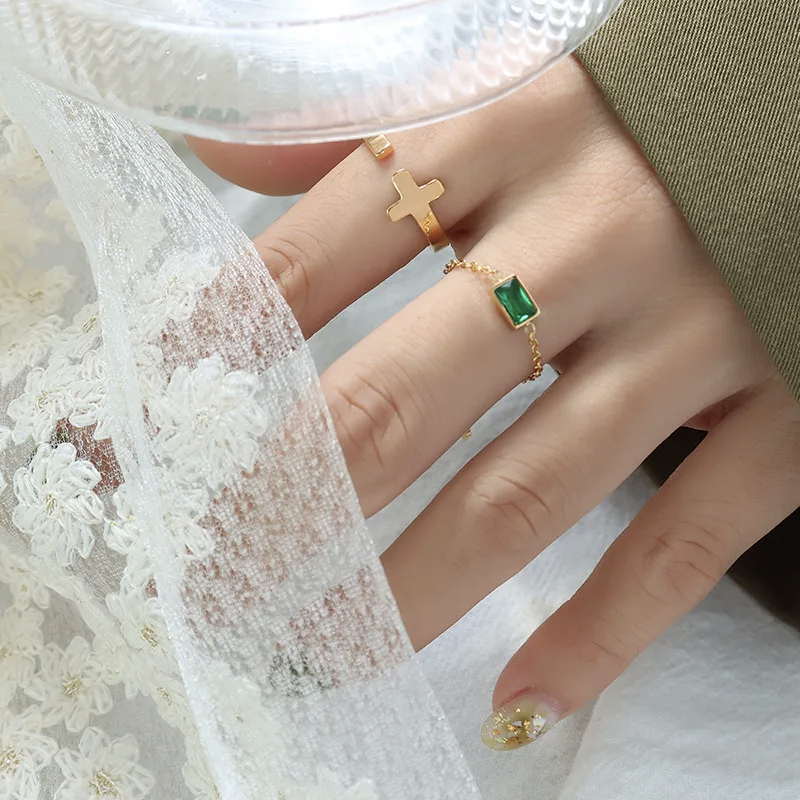 Bague Chaîne Émeraude – Élégance en mouvement
